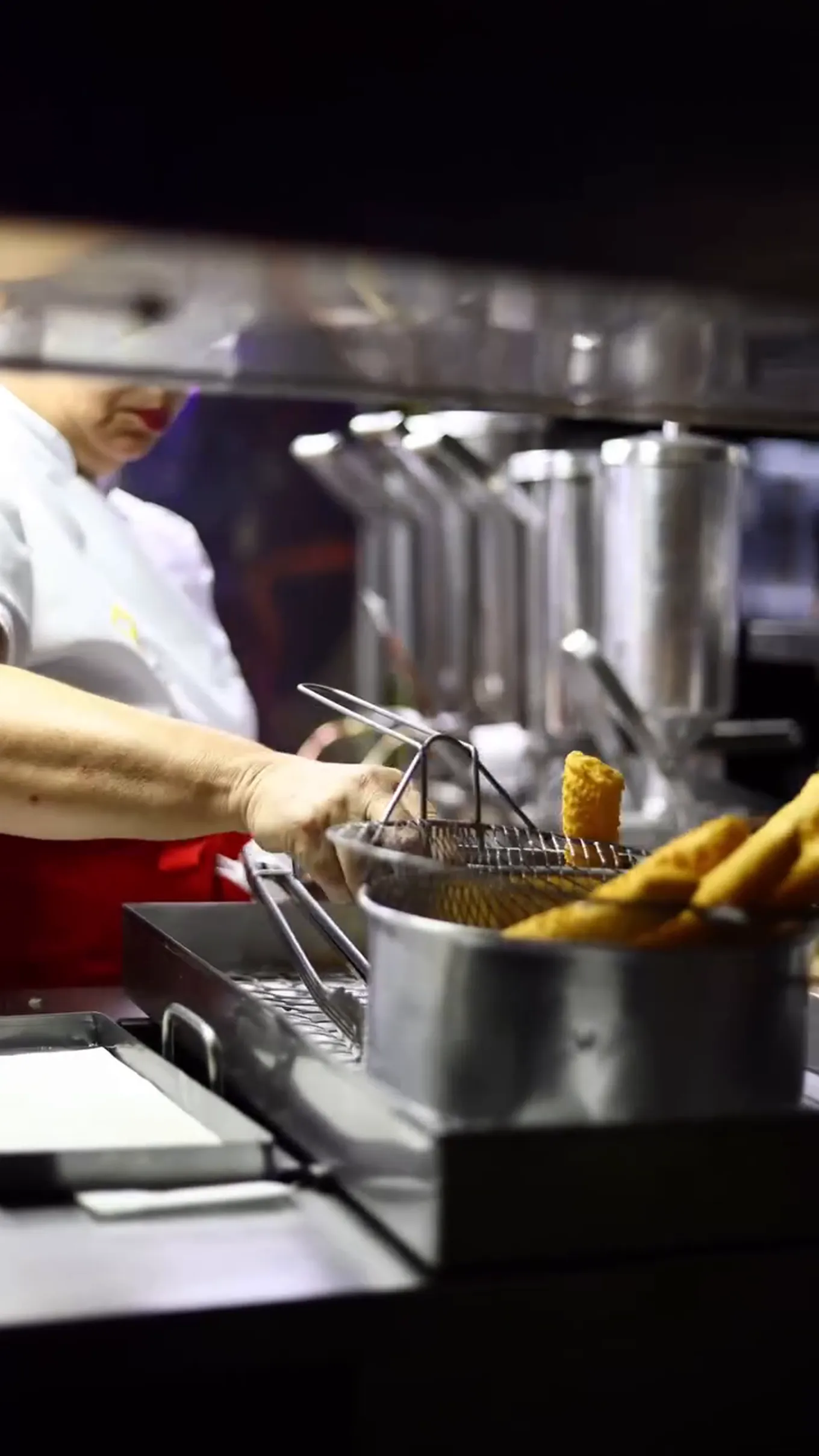 Churros dourados saindo da fritadeira