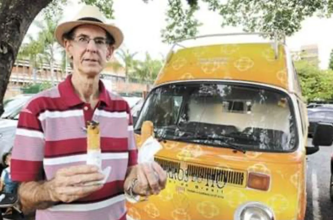 Gláucio Aurélio Coutinho, fundador do Churros do Tio, ao lado da Kombi original