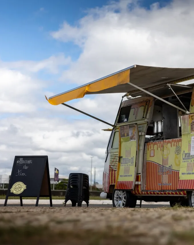 Food truck do Churros do Tio com o toldo aberto em Brasília